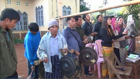 ဗုံမောင်းနှင့်တကွ ခရစ္စမတ်ပွဲ ကျင်းပနေကြစဉ် (ဓါတ်ပုံ-ကန္တာရဝတီတိုင်း(မ်))