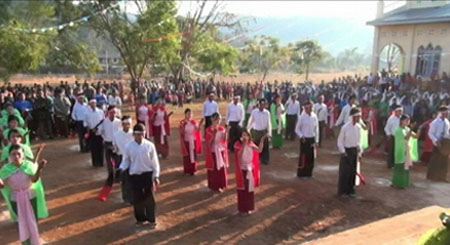 ကယားရိုးရာဖြင့် ခရစ္စမတ်ပွဲကို ကျင်းပနေကြစဉ် (ဓါတ်ပုံ-ကန္တာရဝတီတိုင်း(မ်))