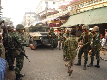 ယနေ့မဲဆောက်စျေးတွင် ထိုင်းစစ်သည်များ စစ်ဆေးမှု ပြုလုပ်နေစဉ် - ဓာတ်ပုံ - KIC