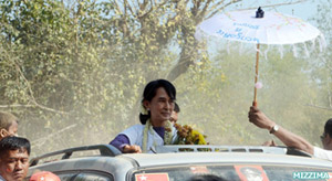 Suu-Kyi-campaigns-in-Kawhmu