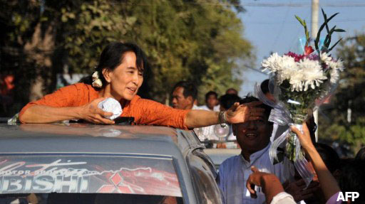 Suu-Kyi-on-poverty-tour-in-Magway-region