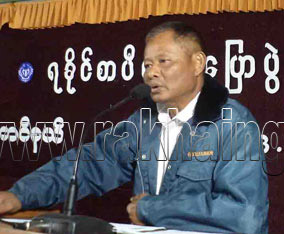 ရခိုင်စာရေး ဆရာ တက်နီထွန်းနီ ဟောပြောနေစဉ်။