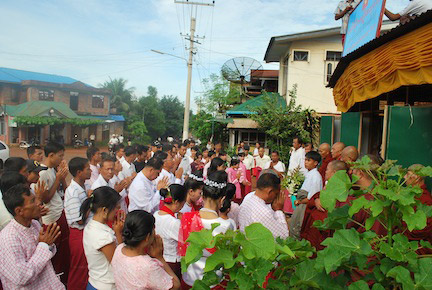 မွန်ပါတီကိုအားပေးနေကြသော သံဃာတော်များနှင့် မဲဆန္ဒရှင်များ