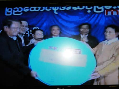 SSPP/SSA ကိုယ်စားလှယ်စဝ်ခေးတိုင်းအား မြန်မာအစိုးရကိုယ်စားလှယ် ဦးအောင်သောင်းက လက်ဆောင်ပစ္စည်းများပေးအပ်စဉ်