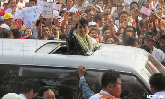 Suu Kyi campaigns in Dawei