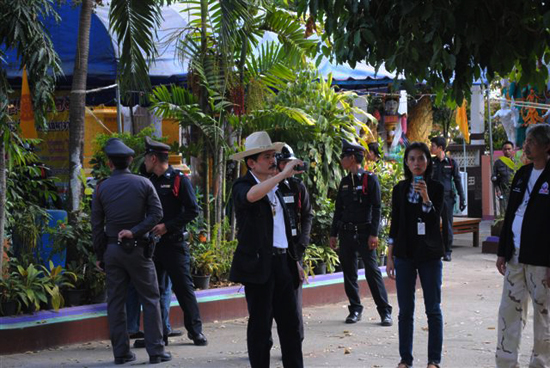 Thai-police-in-Watparmai-temple