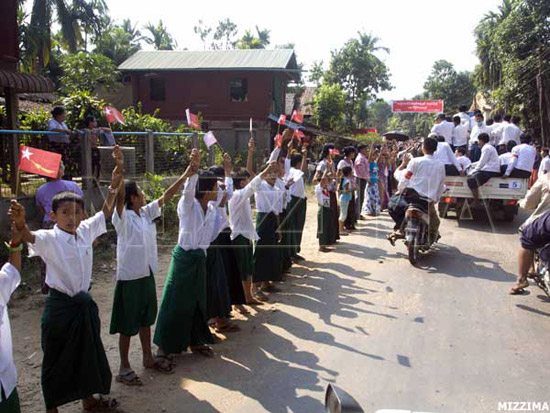 ထားဝယ်မြို့မှ လောင်းလုံးမြို့သို့ ထွက်ခွာလာသည့် ဒေါ်အောင်ဆန်းစုကြည်အား လမ်းခရီးတွင် စောင့်မျှော်နှုတ်ဆက်နေသည့် မူလတန်းကျောင်းသားများကို တွေ့မြင်ရစဉ်။ (ဓါတ်ပုံ မဇ္စျိမ)