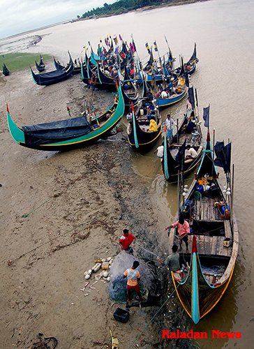 Rohingya fishing boats return to port