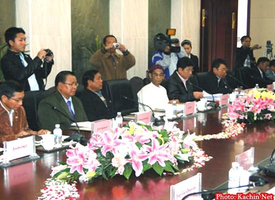 Jan. 18, KIO delegation led by Sumlut Gam (white cloth) met Burmese government delegation led by U Aung Thaung in Ruili, China's Southwest Yunnan province.