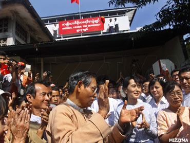 Suu Kyi and Tin Oo celebrate the unveiling of a new NLD party sign at the party's headquarters in Rangoon.