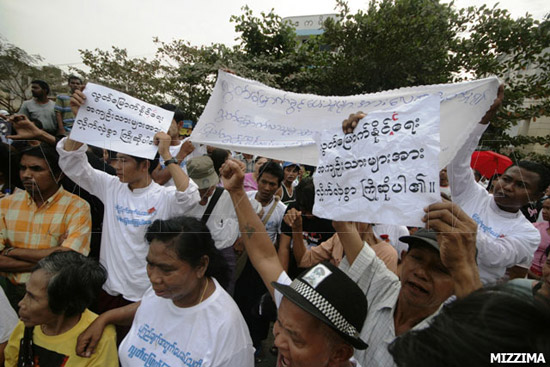 People gather in front of Insein Prison in Rangoon on Friday morning to welcome the newly released political prisoners. Many prominent political prisoners are among those released. Photo Mizzima