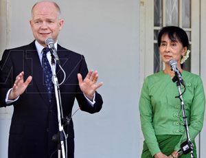 william-hague-and-suu-kyi-speak-to-the-press-2s