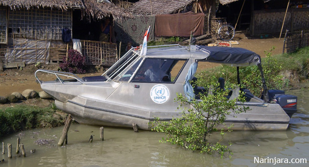 UNHCR မှ စပိဘုတ် တစ်စီး ဘူးသီးတောင်မြို့နယ်မှ ကျေးရွာ တစ်ခုတွင် ရပ်နားစဉ်။ (ဓါတ်ပုံ- နိရဥ္စရာ)