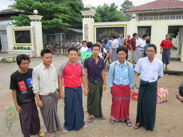 အကျဉ်းသား ငါးကြိမ်မြောက် လွှတ်ပေးမှုတွင် အင်းစိန်ထောင်မှ ပြန်လည်လွတ်မြောက်လာကြသည့် နိုင်ငံရေးအကျဉ်းသား ကိုမြင့်ကြိုင်၊ ကိုဇော်မင်းအောင်၊ စောဝီလျံ၊ စောဖရန်စစ် (အလယ် - ဝဲမှယာ) ကို စက်မှုတက္ကသိုလ် ကျောင်းသားများကွန်ယက်မှ အဖွဲ့ဝင်တဦး (ဝဲ အစွန်လူ) နှင့် ၈၈ မျိုးဆက် ကျောင်းသား ကိုဇော်ဇော်မင်း (ယာ အစွန်လူ) တို့နှင့်အတူတွေ့ရစဉ်။ (ဓါတ်ပုံ - မျိုးသန့် ၊ မဇ္ဈိမ)