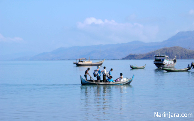 ရခိုင်ပြည်နယ်တွင် ခရီးသွားသူများသည် ယခုလို ခရီးသွားကြရသည်။ (ဓါတ်ပုံ- နိရဥ္စရာ)