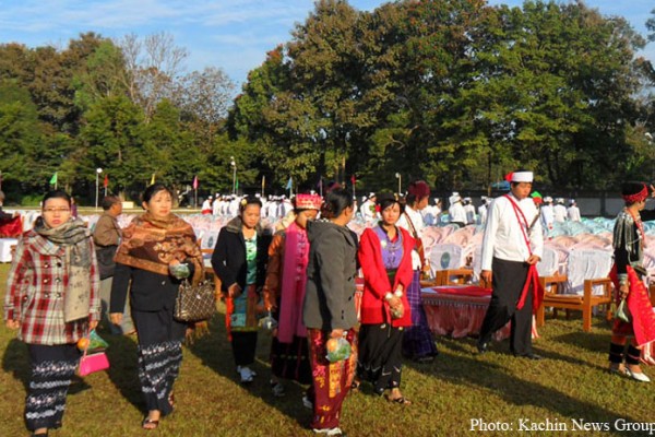 ကြံဖွံ့ပါတီမှ ကျင်းပသည့် ၆၄ နှစ်ပြည့် ကချင်ပြည်နယ်နေ့ အခမ်းအနားသို့ တက်ရောက်လာကြသည့် မြစ်ကြီးနားမြို့ ဒေသခံများ။