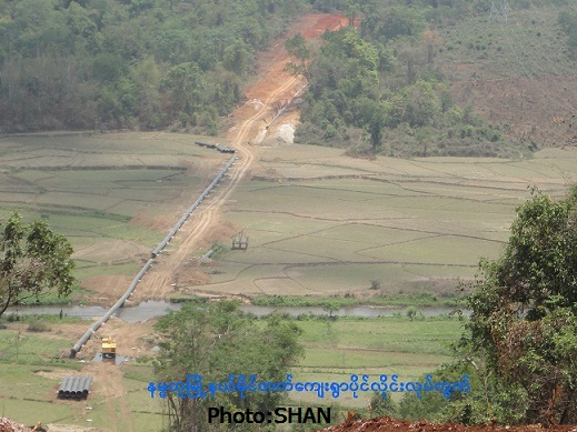 နမ္မတူမြို့နယ် မိုင်တက်ရွာဒေသခံများ၏ လယ်မြေများအတွင်းဖြတ်သန်းသည့်ဂက်စ်ပိုက်လိုင်း (ဓါတ်ပုံ- သျှမ်းသံတော်ဆင့်)