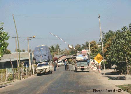 မိုင်းလားအဝင် တာ့ပင်းတံတားဂိတ်(ဓါတ်ပုံ- အန်းတိုင်း၊ သျှမ်းသံတော်ဆင့်)