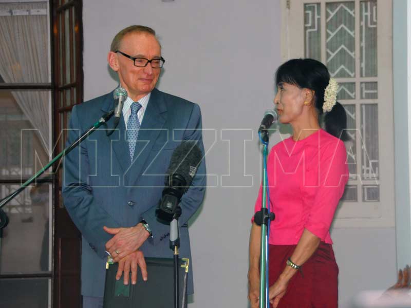 သြစတြေးလျ နိုင်ငံခြားရေးဝန်ကြီး Bob Carr ၏ ဖိတ်ကြားချက်ကို လက်ခံကာ ၂ဝ၁၃ ခုနှစ်တွင် လာရောက်နိုင်မည် ဟု ဒေါ်အောင်ဆန်းစုကြည်က ပြောကြား (ဓါတ်ပုံ ရဲမင်း/ မဇ္ဈိမ)