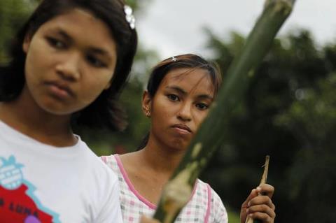 Sittwe-girls-guard-from-muslim-attack1