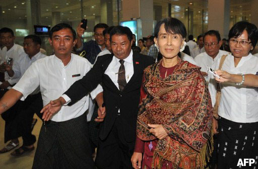 Suu-Kyi-arrives-back-home-at-Rangoon