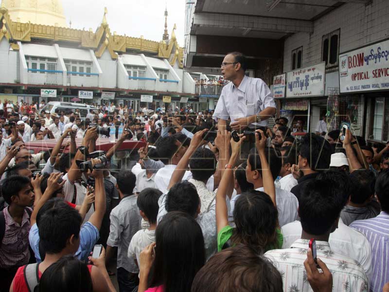 ရန်ကုန်မြို့၊ ဆူလေဘုရားအနီး ဘင်္ဂါလီ စွန်နီ ဂျာမေ့ ဗလီတွင် ဇွန်လ ၅ ရက်နေ့ နေ့လည် ၁၂းဝဝ နာရီ ဝန်းကျင်တွင် ဆန္ဒပြနေကြသည့် အစ္စလာမ်ဘာသာဝင်များအား ၈၈ ကျောင်းသားခေါင်းဆောင် ကိုမြအေး က လာရောက်အားပေး ထိန်းသိမ်းနေစဉ်။ (ဓါတ်ပုံ - မင်းမင်းဦး၊ မဇ္စျိမ)