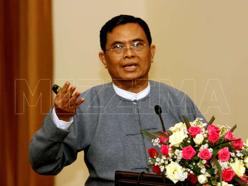 စက်ရုံလုပ်သား ၁ သောင်းခွဲ ဝန်းကျင်ခန့်အရေး ဖြေရှင်းနေဆဲဖြစ်ကြောင်း အလုပ်သမားဝန်ကြီး ဦးအောင်ကြည်က ပြော (ဓါတ်ပုံ လင်းဘိုဘို/ မဇ္ဈိမ)