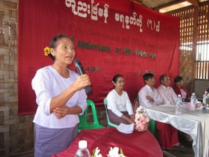 ဂျပန်ရေတွင်းရွာမှမွန်အမျိုးသမီးတစ်ဦးမိန့်ခွန်းပြောကြားနေစဉ်- Photo-IMNA