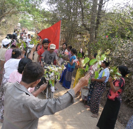 NLD မဲအောင်နိုင်ရေး တာဝန်ခံ မန်းဘရွှေနှင့် ပါတီဝင်များကို ပန်းစည်းများဖြင့် တွေ့ရစဉ်