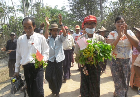 ကော့မှူး NLD မဲဆွယ်စည်းရုံးမှုကို ဒေသခံလူထု ကြိုဆိုနေကြစဉ်