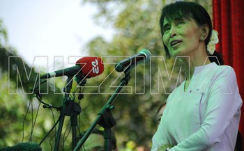 Suu-Kyi-at-press-conference-at-her-home-1