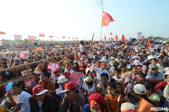 Suu-Kyi-campaigns-in-Kawhmu-Township-4