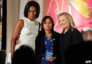 Zin Mar Aung receives award from Sec’t Clinton | Burma News International