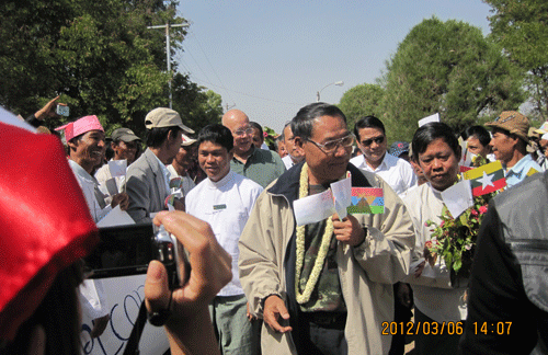 ကရင်နီပြည်တပ်မတော် စစ်ဦးစီးချုပ် ဗိုလ်ချုပ် ဘီထူးအား ကြိုဆိုနေ (ဓါတ်ပုံ-ကယားလီဖု)