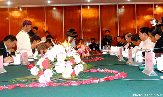 KIO (left) and Burmese government delegation held talk on March 9 as second day in Ruili in China's southwest Yunnan province.