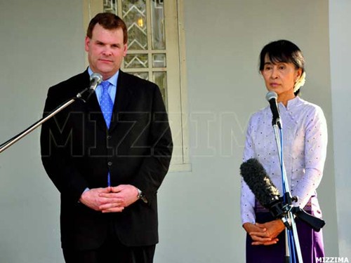 ကနေဒါ နိုင်ငံခြားရေးဝန်ကြီး John Baird နှင့် ဒေါ်အောင်ဆန်းစုကြည်တို့အား မတ်လ ၈ရက် ကြာသပတေးနေ့က ရန်ကုန်မြို့ရှိ ဒေါ်အောင်ဆန်းစုကြည်၏ နေအိမ်တွင် ကျင်းပခဲ့သည့် အစည်းအဝေး အပြီးတွင် တွေ့ရစဉ်