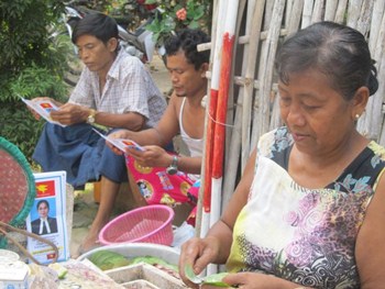 Mon People Reading Mon Party Mi Myint Myint Wai's Election Candidate Pamphlet ( Photo - YPI )