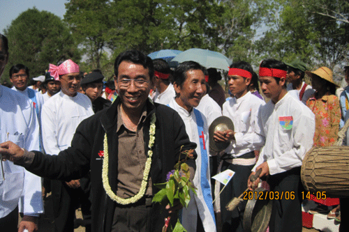 ကေအဲန်ပီပီ အတွင်းရေးမှူး ၁ ခူဦးရယ်အား ကြိုဆိုနေ (ဓါတ်ပုံ-ကယားလီဖု)