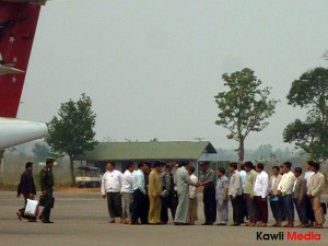 သျှမ်းပြည်ဝန်ကြီးချုပ် လားရှိုးလေဆိပ်သို့ရောက်ရှိစဉ် (ပုံ-ကော့်လီ)