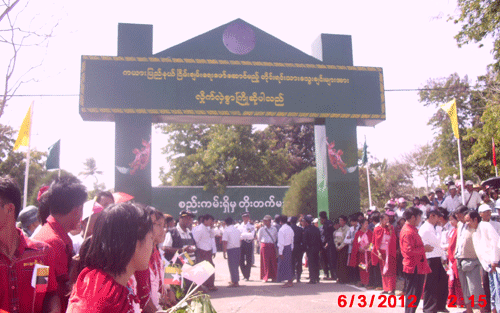 ကေအဲန်ပီပီအား လွိုင်ကော်မြို့တွင် ကြိုဆိုနေကြပုံ (ဓါတ်ပုံ-ကယားလီဖု)