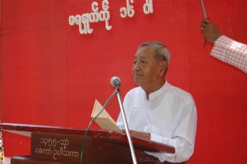 The AMDP Chairman Nai Ngwe Thein reading out the biography of Nai Aung Htoon