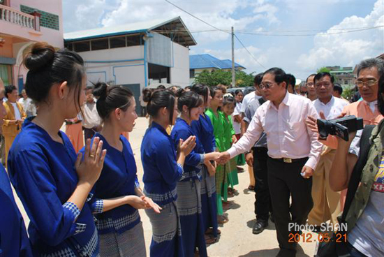 Residents of Kengtung greeting RCSS/SSA group