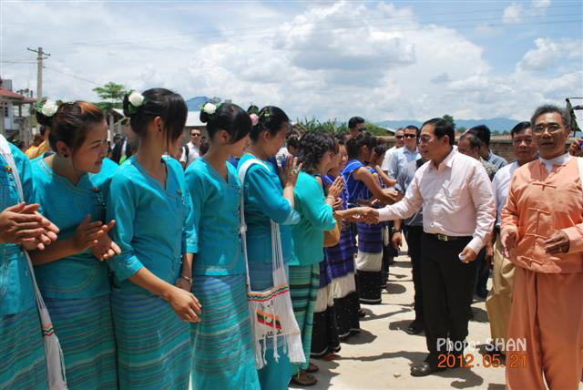 Sao Yawd Serk shaking hands with Kengtung youths