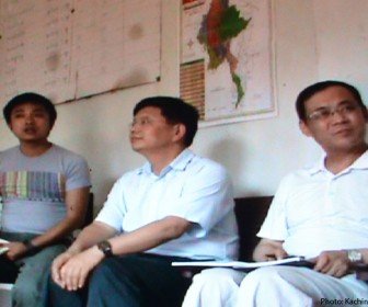 Lu Qizhou (center), head of CPI the firm behind the Myitsone dam project meets with relocated villagers at Aung Min Thar on April 18 in an effort to convince them to support the stalled mega dam. 