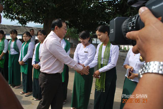 Sao Yawd Serk shake hands with Mongla’s greeting group