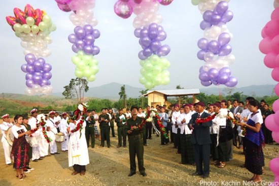 မေ ၂၆ KIO/KIA တော်လှန်ရေး မိတားစုများအတွက် Padang Kawng ရွာသစ်ဖွင့်ပွဲ ပြုလုပ်နေပုံ။ 