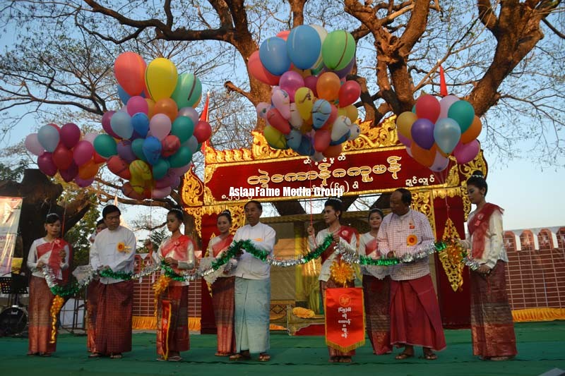 ၆၅ ကြိမ်မြောက် ရန်ကုန်မွန်အမျိုးသားနေ့အခမ်းအနားသို့ ရန်ကုန်တိုင်းဒေသကြီးဝန်ကြီးချုပ်တက်ရောက်ခဲ့စဉ်(Internet)