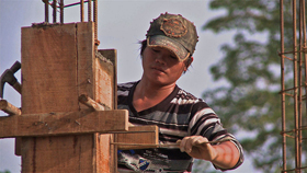 Burmese-migrant-worker-at-construction