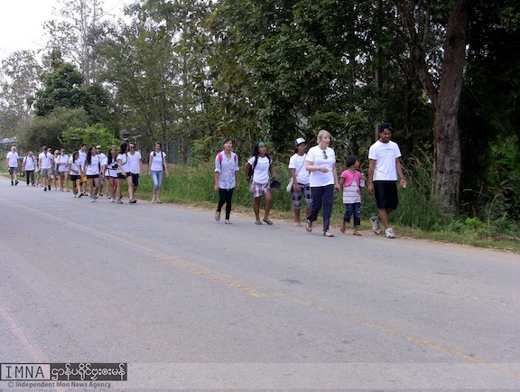 ၁၅ ရက်ကြာခရီးလမ်းလျှောက်နေကြစဉ်