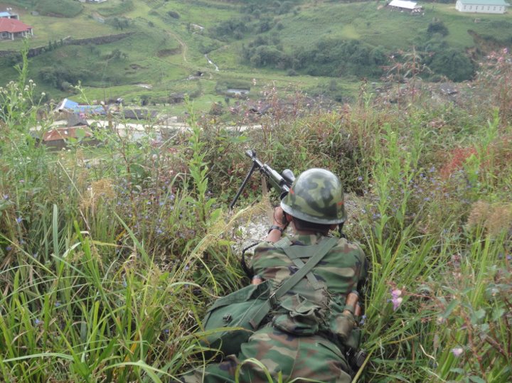 ရှေ့တန်း စစ်မျက်နှာတွင် တိုက်ပွဲ ၀င်နေသော တိုင်းရင်းသား ရဲဘော် တဦး (ဓါတ်ပုံ အင်တာနက်)